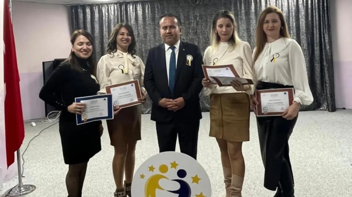 eTwinning Projeleri Avrupa Ve Ulusal etiketlerimizi İlçe Milli Eğitim Müdürümüzün Elinden Aldık